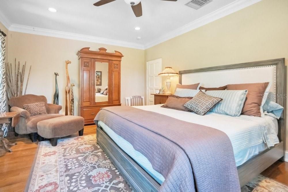 For Sale: $3,999,000 (5 beds, 4 baths, 5170 Square Feet)