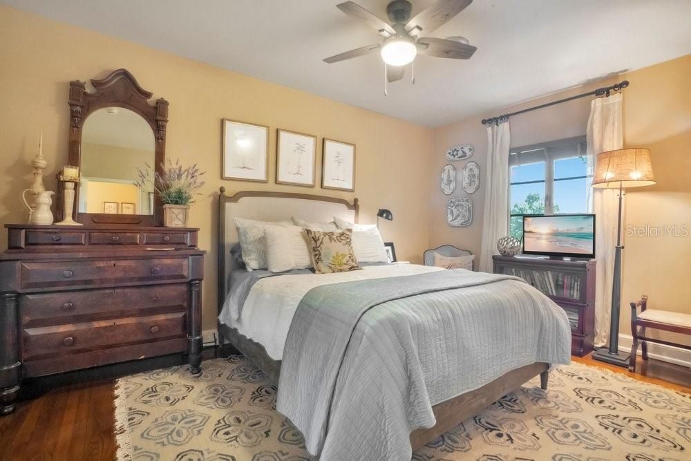 For Sale: $3,999,000 (5 beds, 4 baths, 5170 Square Feet)