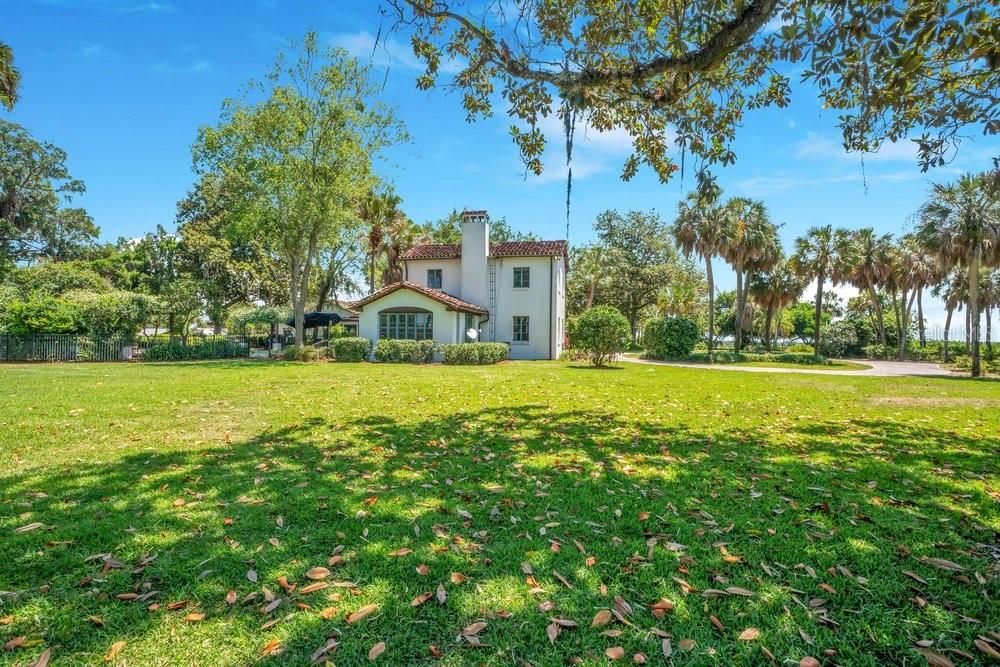For Sale: $3,999,000 (5 beds, 4 baths, 5170 Square Feet)