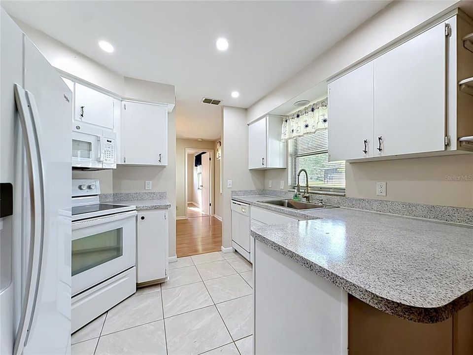 For Sale: $250,000 (2 beds, 2 baths, 1278 Square Feet)