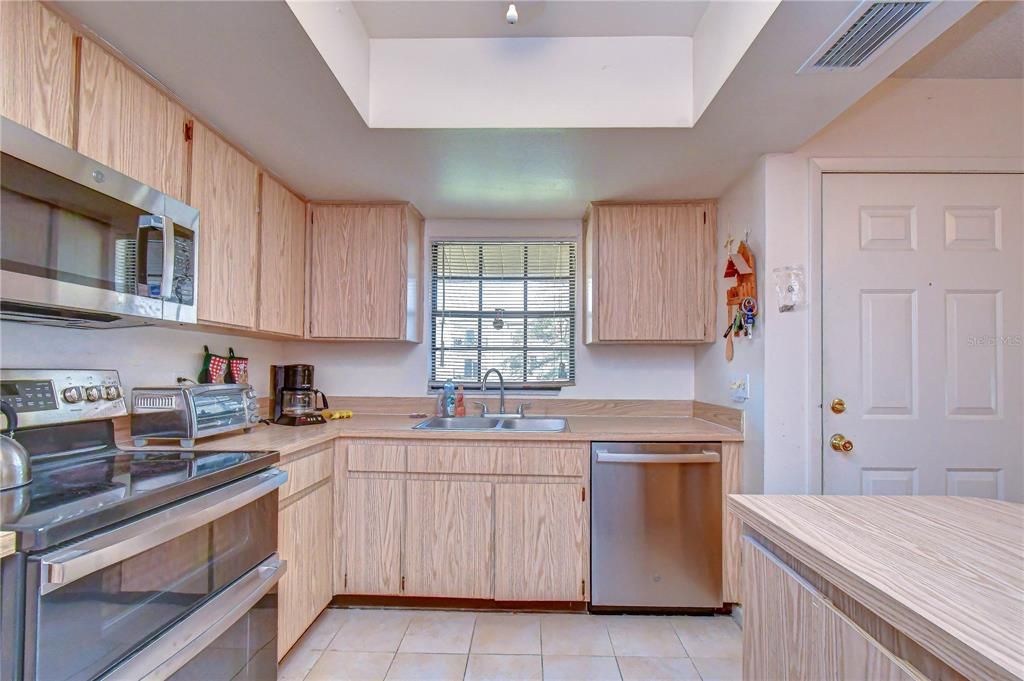 For Sale: $139,900 (2 beds, 2 baths, 943 Square Feet)
