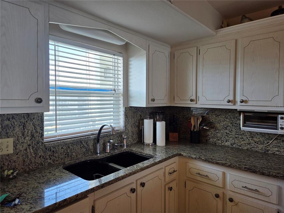 For Rent: $2,550 (2 beds, 2 baths, 975 Square Feet)