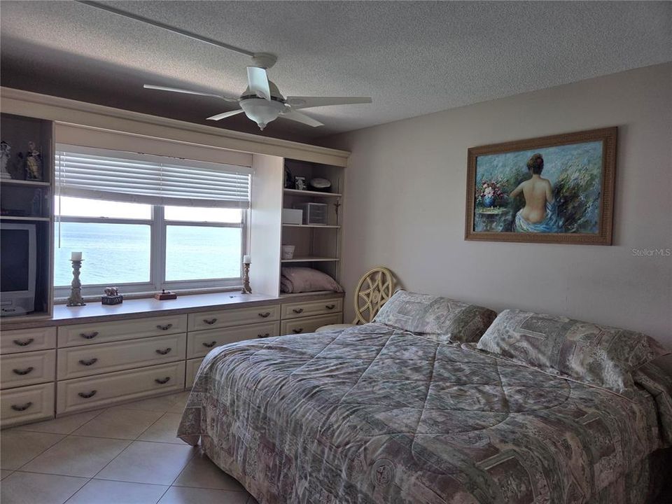 For Rent: $2,550 (2 beds, 2 baths, 975 Square Feet)