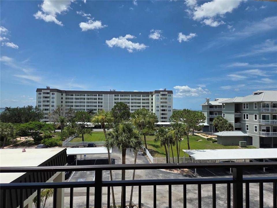 For Rent: $2,550 (2 beds, 2 baths, 975 Square Feet)