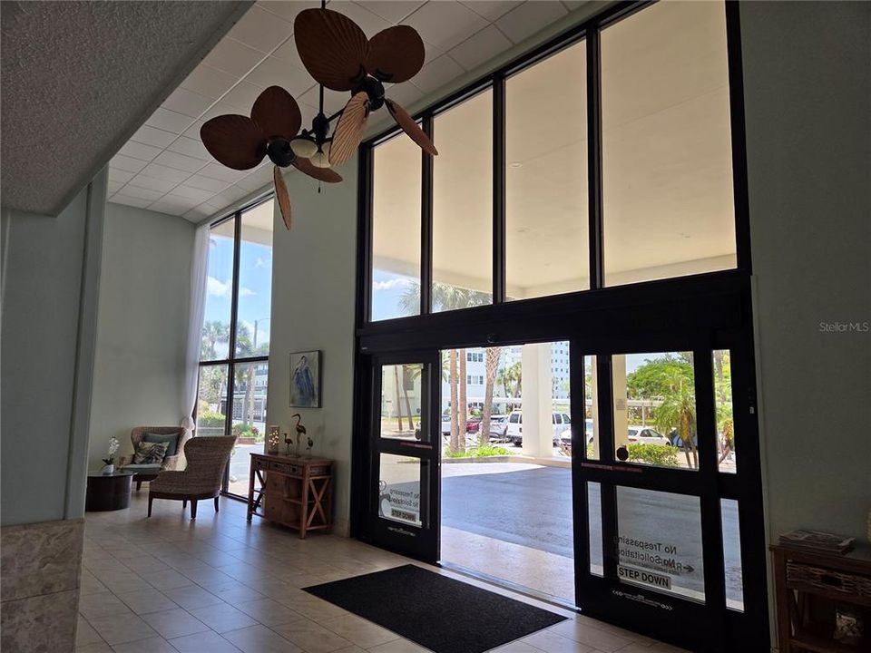 For Rent: $2,550 (2 beds, 2 baths, 975 Square Feet)