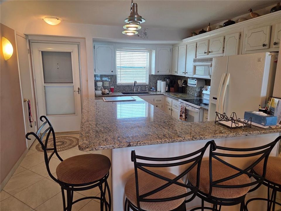 For Rent: $2,550 (2 beds, 2 baths, 975 Square Feet)