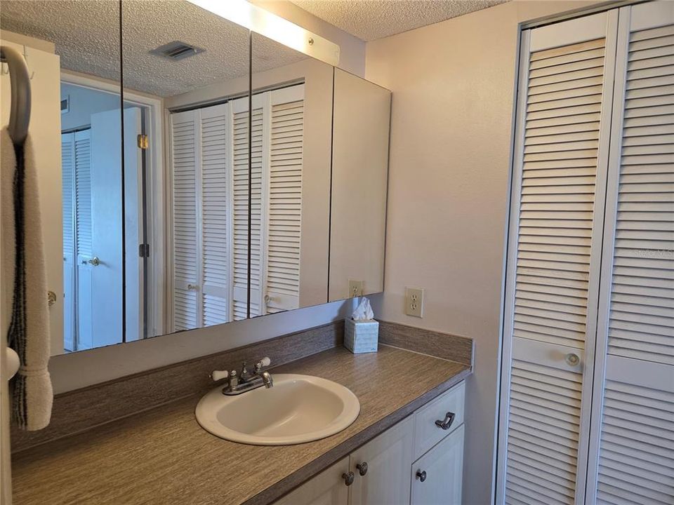 For Rent: $2,550 (2 beds, 2 baths, 975 Square Feet)