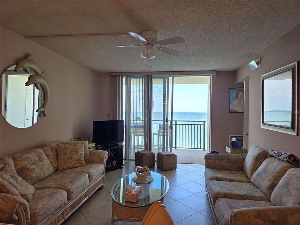 For Rent: $2,550 (2 beds, 2 baths, 975 Square Feet)