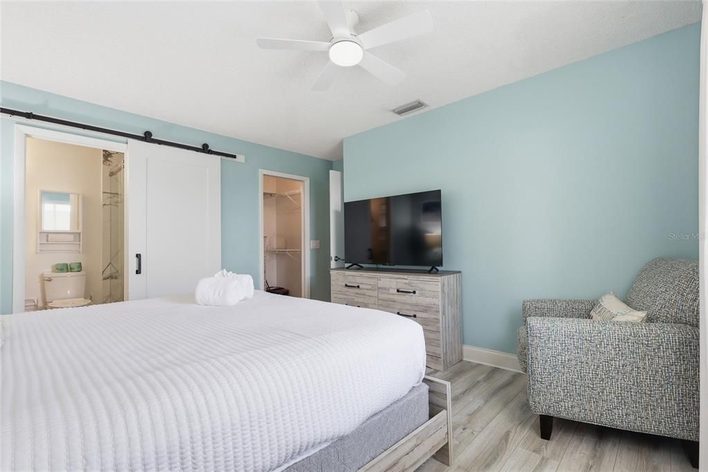 For Sale: $1,250,000 (2 beds, 2 baths, 912 Square Feet)