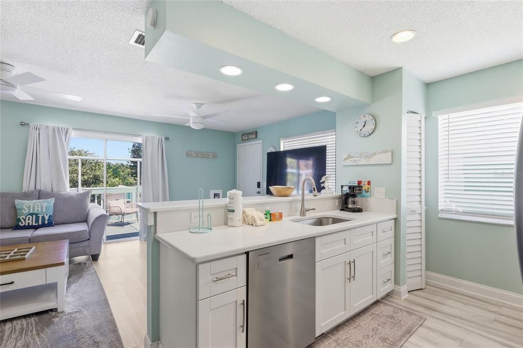 For Sale: $1,250,000 (2 beds, 2 baths, 912 Square Feet)