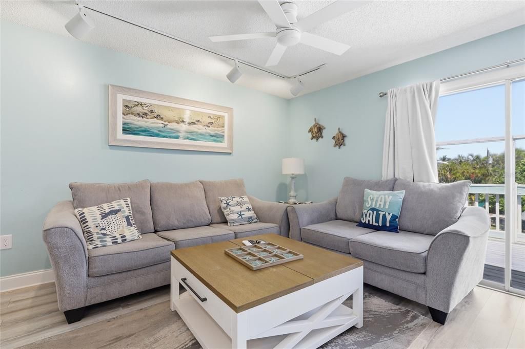 For Sale: $1,250,000 (2 beds, 2 baths, 912 Square Feet)