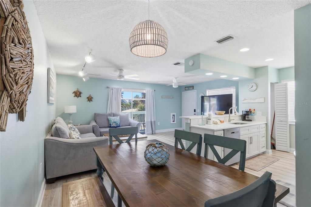 For Sale: $1,250,000 (2 beds, 2 baths, 912 Square Feet)