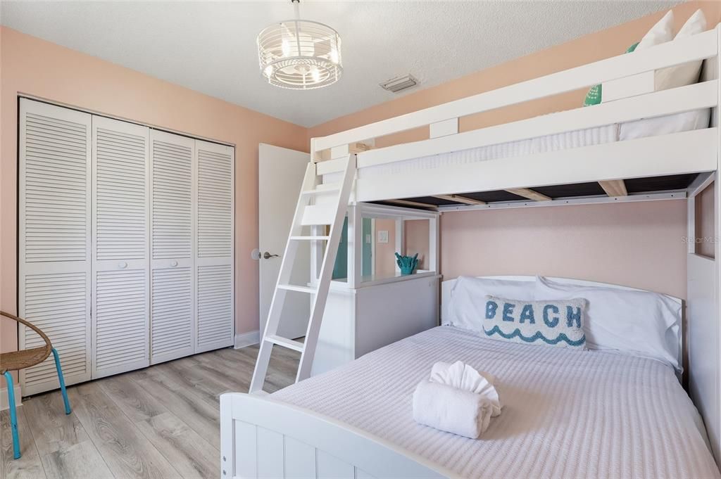 For Sale: $1,250,000 (2 beds, 2 baths, 912 Square Feet)