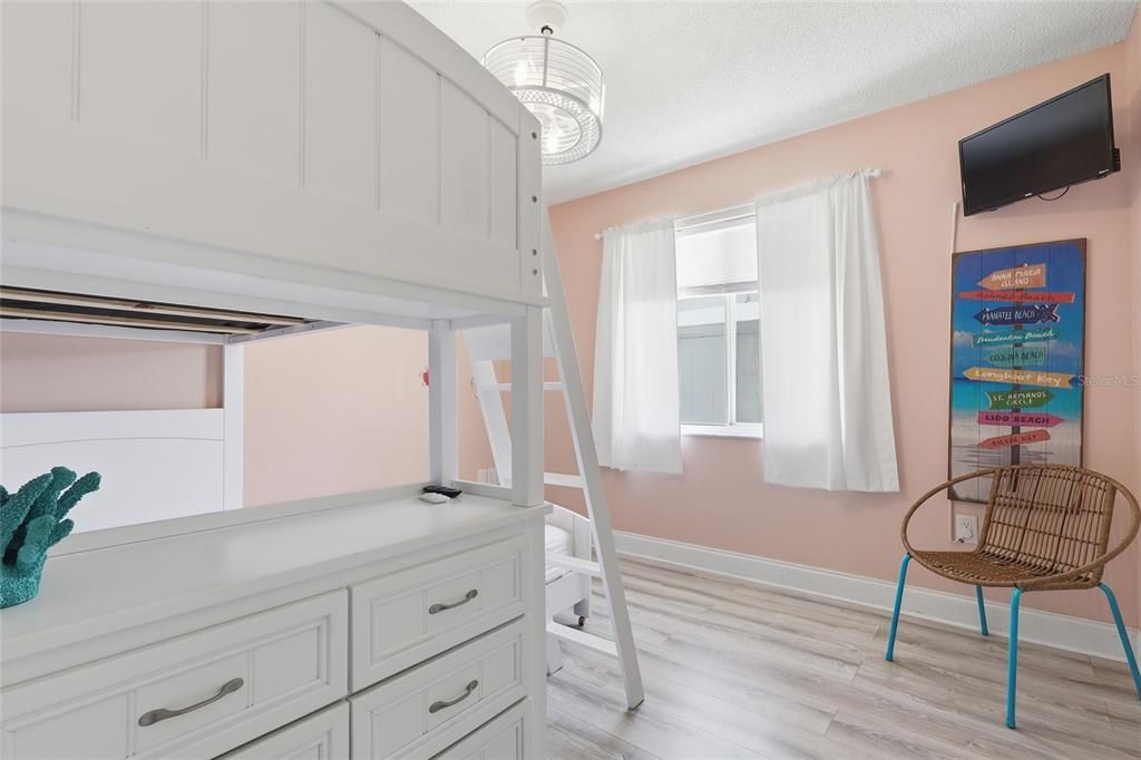 For Sale: $1,250,000 (2 beds, 2 baths, 912 Square Feet)