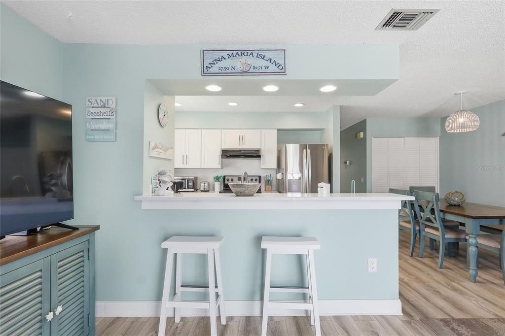 For Sale: $1,250,000 (2 beds, 2 baths, 912 Square Feet)