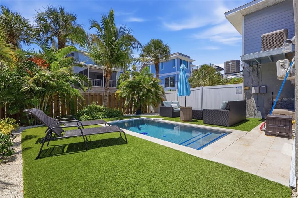 For Sale: $1,250,000 (2 beds, 2 baths, 912 Square Feet)