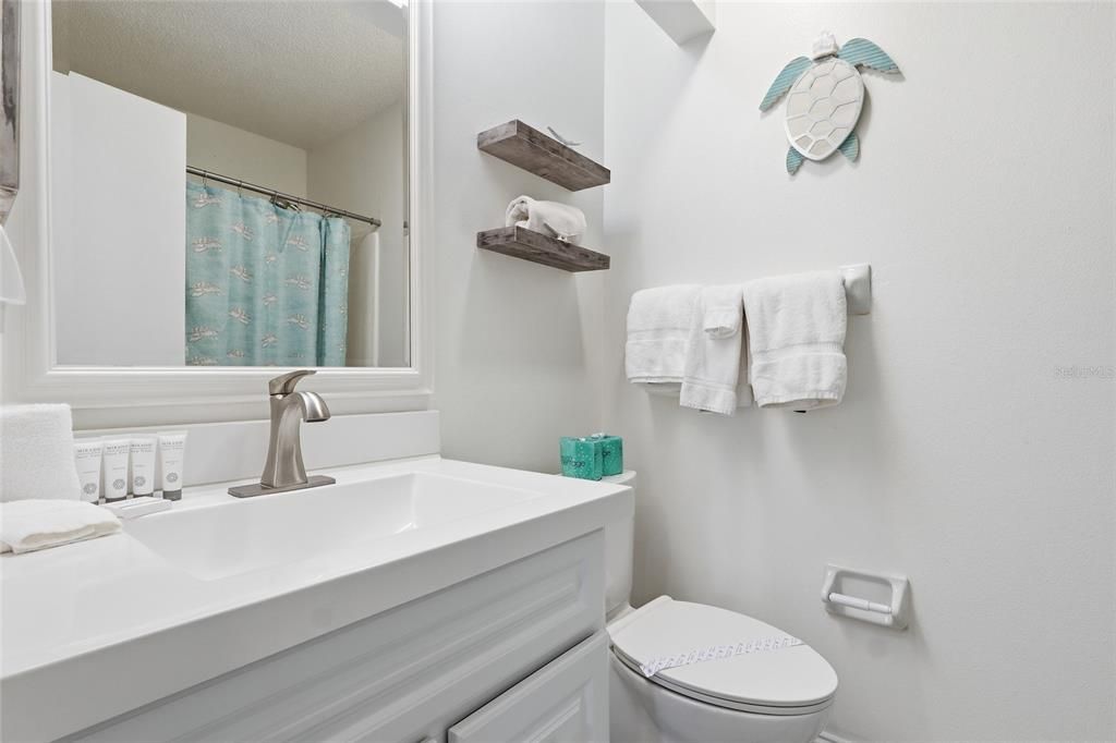 For Sale: $1,250,000 (2 beds, 2 baths, 912 Square Feet)