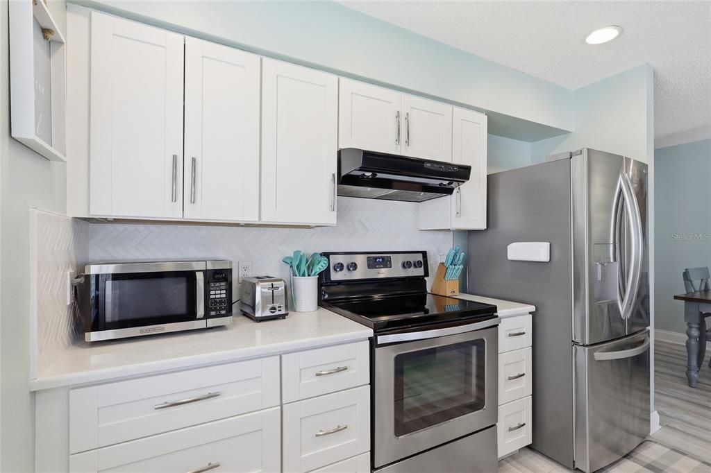 For Sale: $1,250,000 (2 beds, 2 baths, 912 Square Feet)