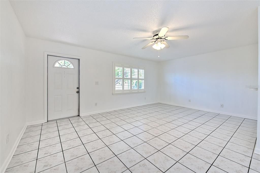 For Sale: $107,000 (1 beds, 1 baths, 820 Square Feet)