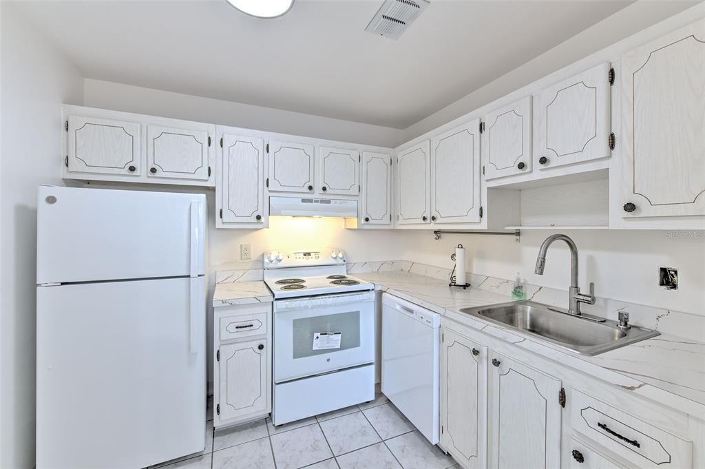 For Sale: $107,000 (1 beds, 1 baths, 820 Square Feet)