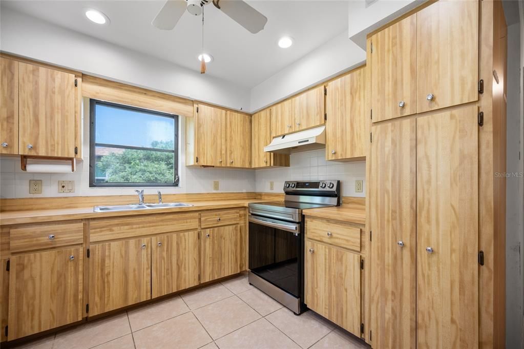 For Sale: $175,000 (2 beds, 2 baths, 1431 Square Feet)