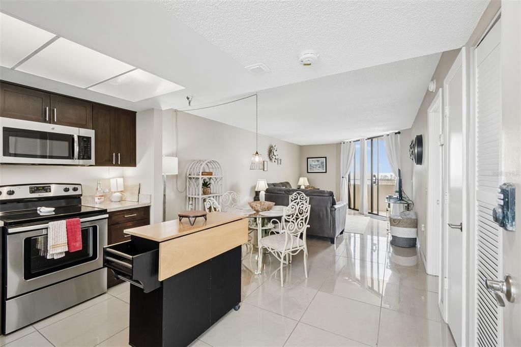 На продажу: $199,000 (1 спален, 1 ванн, 733 Квадратных фут)