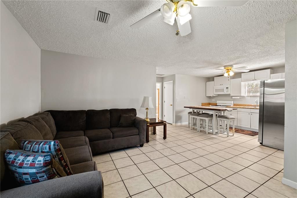 For Rent: $2,250 (2 beds, 1 baths, 900 Square Feet)
