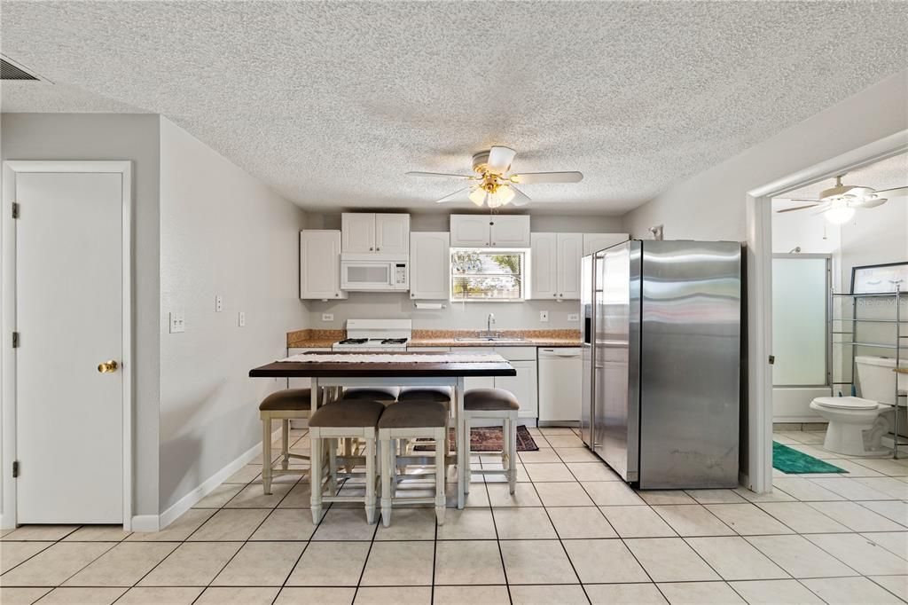 For Rent: $2,250 (2 beds, 1 baths, 900 Square Feet)