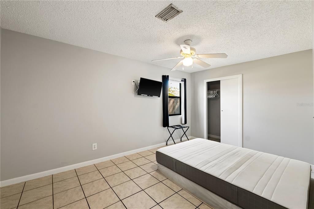 For Rent: $2,250 (2 beds, 1 baths, 900 Square Feet)