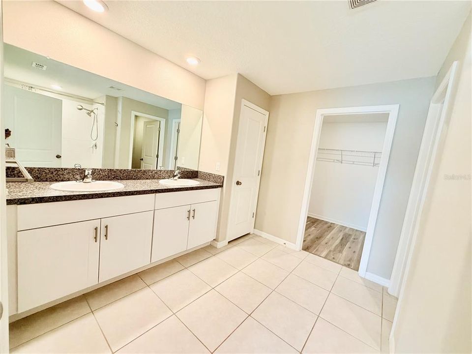 En Venta: $329,500 (4 camas, 2 baños, 1939 Pies cuadrados)