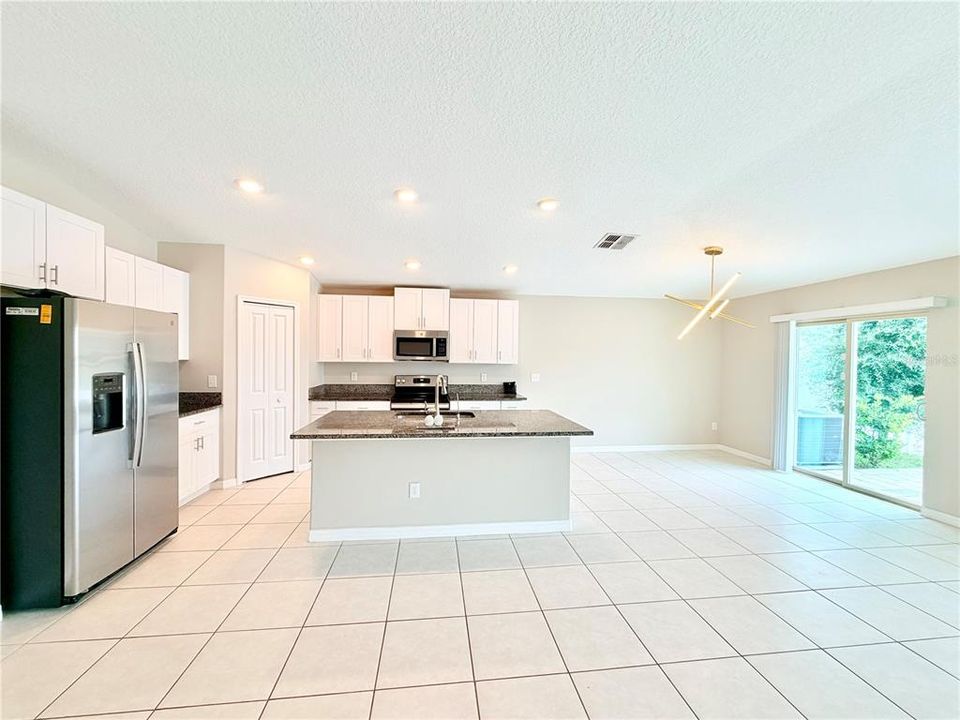 En Venta: $329,500 (4 camas, 2 baños, 1939 Pies cuadrados)