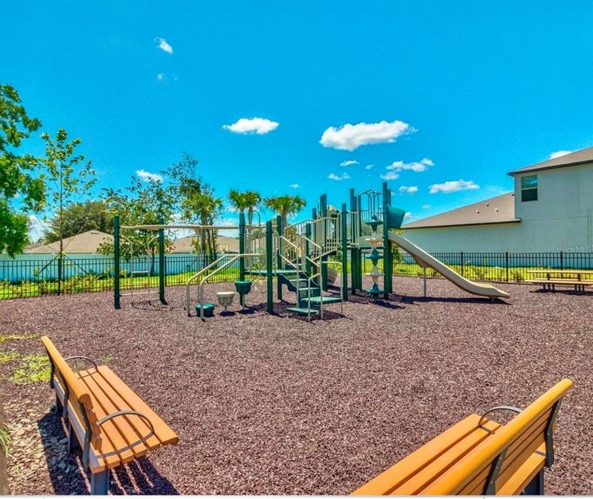 En Venta: $329,500 (4 camas, 2 baños, 1939 Pies cuadrados)