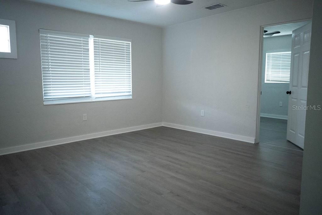 For Sale: $300,000 (3 beds, 1 baths, 990 Square Feet)