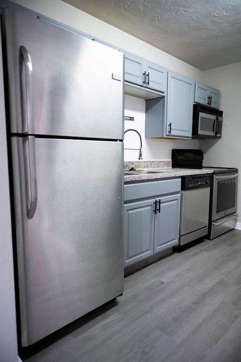 For Sale: $300,000 (3 beds, 1 baths, 990 Square Feet)