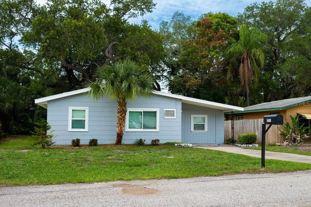For Sale: $300,000 (3 beds, 1 baths, 990 Square Feet)