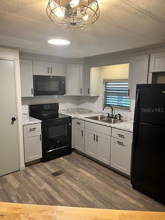 For Sale: $154,900 (2 beds, 2 baths, 1176 Square Feet)