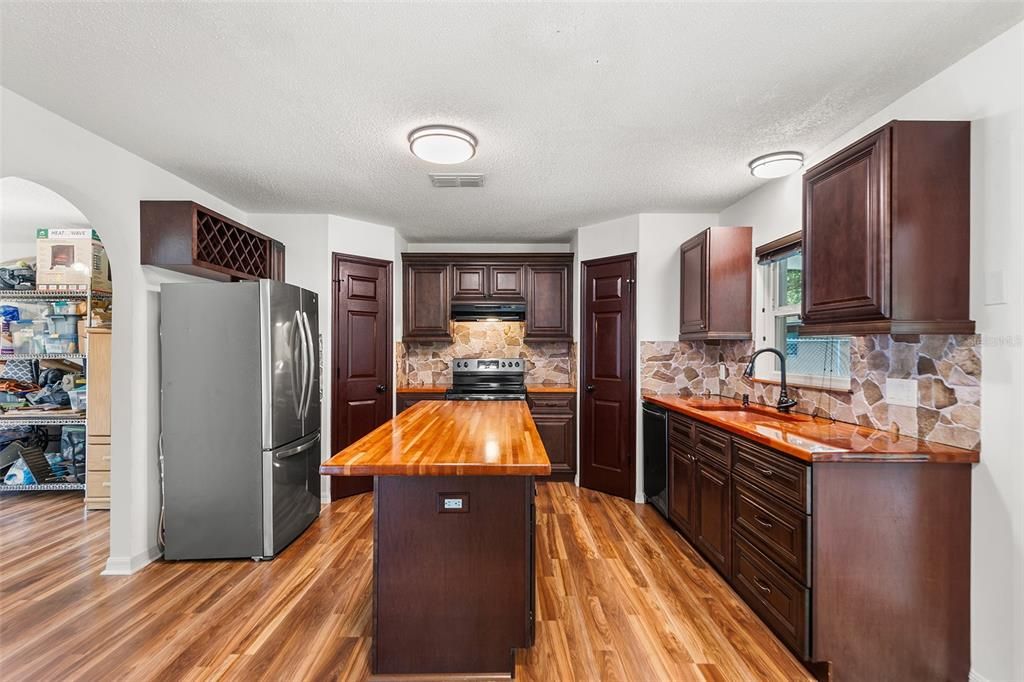 En Venta: $370,000 (4 camas, 2 baños, 2144 Pies cuadrados)