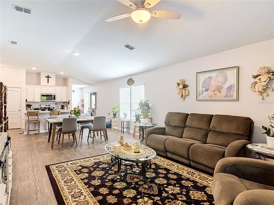 En Venta: $345,000 (4 camas, 2 baños, 1783 Pies cuadrados)