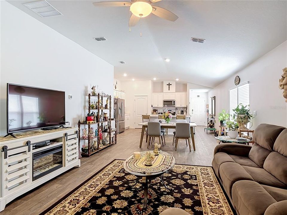 En Venta: $345,000 (4 camas, 2 baños, 1783 Pies cuadrados)