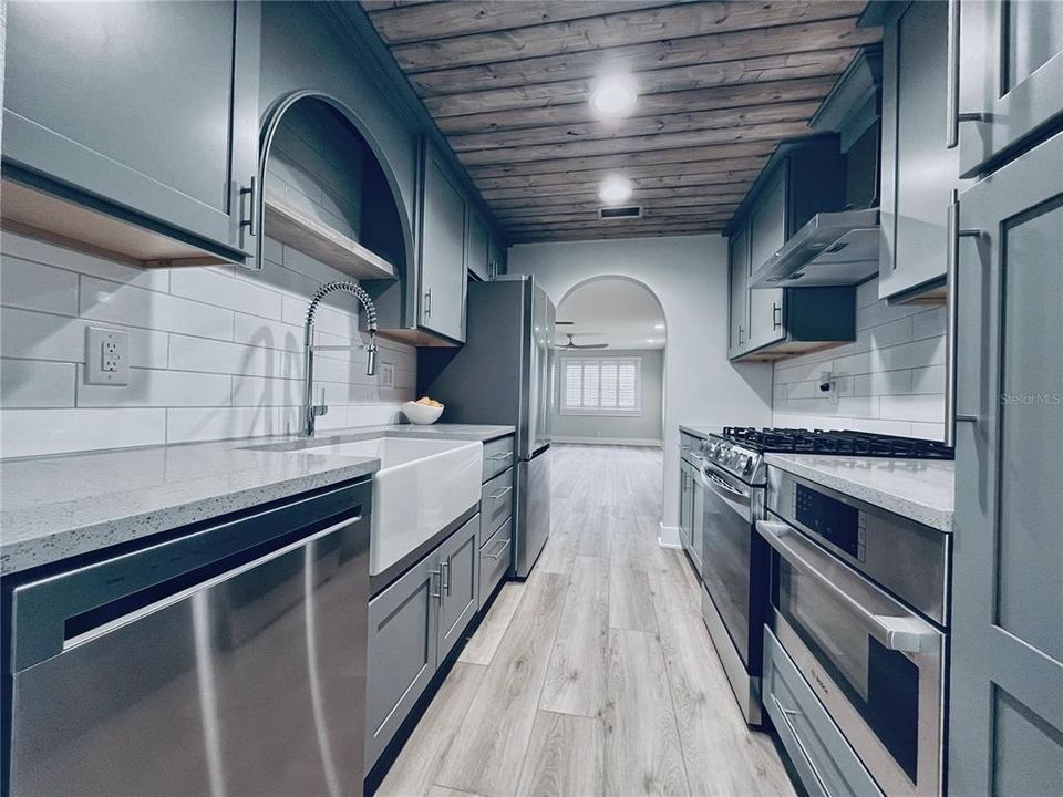 For Sale: $229,000 (2 beds, 2 baths, 1140 Square Feet)
