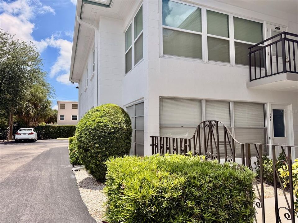 For Sale: $90,000 (1 beds, 1 baths, 770 Square Feet)
