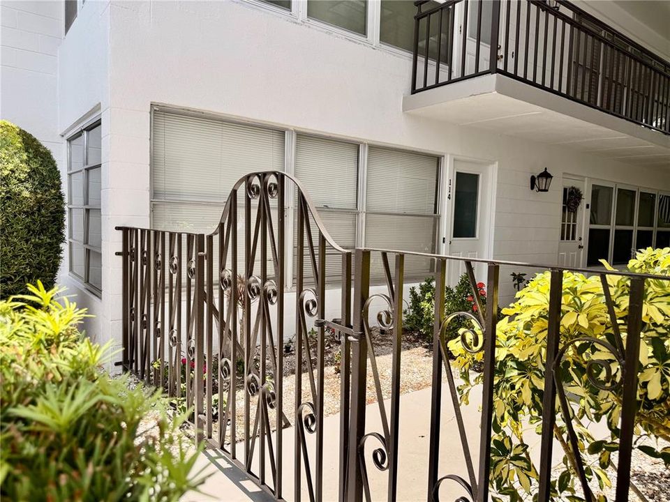 For Sale: $90,000 (1 beds, 1 baths, 770 Square Feet)