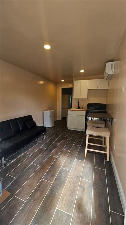 For Rent: $900 (1 beds, 1 baths, 500 Square Feet)