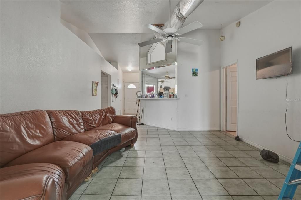 En Venta: $270,000 (3 camas, 2 baños, 1403 Pies cuadrados)