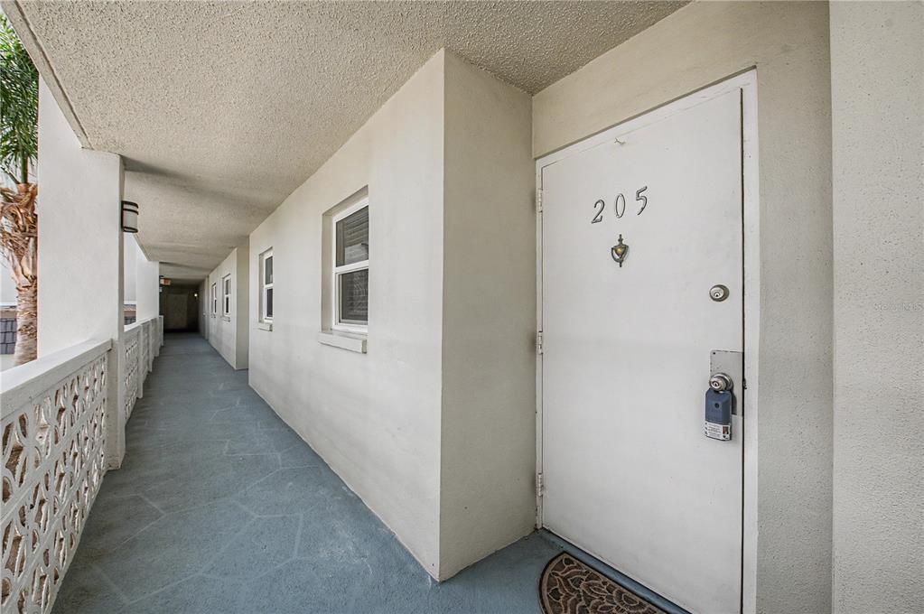 For Sale: $219,900 (2 beds, 2 baths, 975 Square Feet)