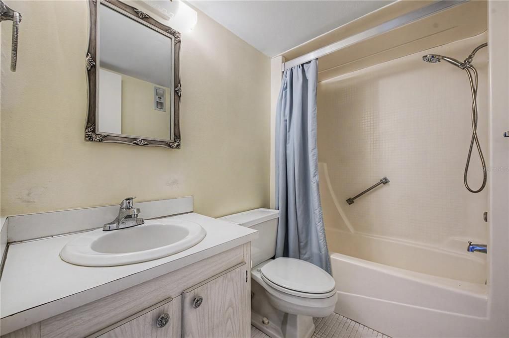 For Sale: $219,900 (2 beds, 2 baths, 975 Square Feet)