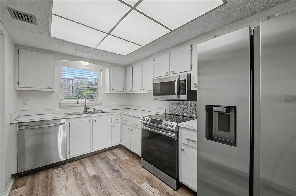 For Sale: $219,900 (2 beds, 2 baths, 975 Square Feet)
