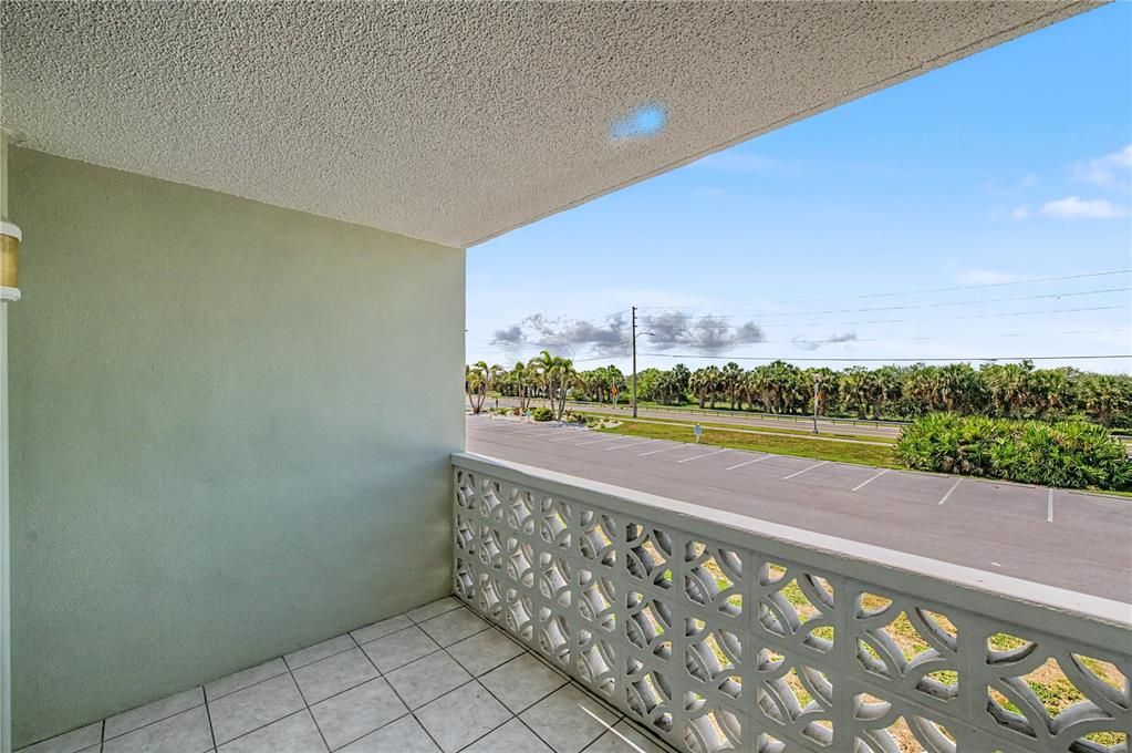 For Sale: $219,900 (2 beds, 2 baths, 975 Square Feet)
