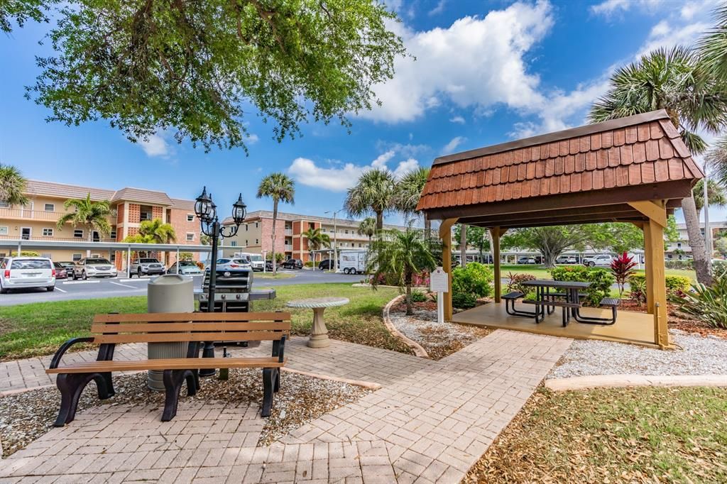 For Sale: $219,900 (2 beds, 2 baths, 975 Square Feet)