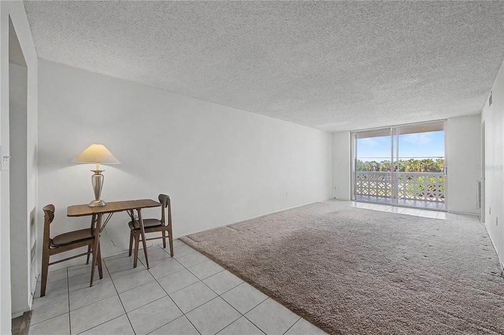 For Sale: $219,900 (2 beds, 2 baths, 975 Square Feet)